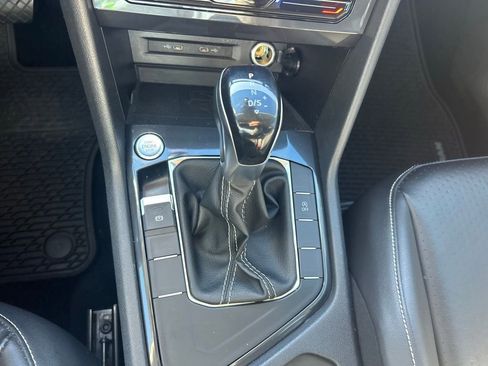 Used 2022 Volkswagen Tiguan SE image 54