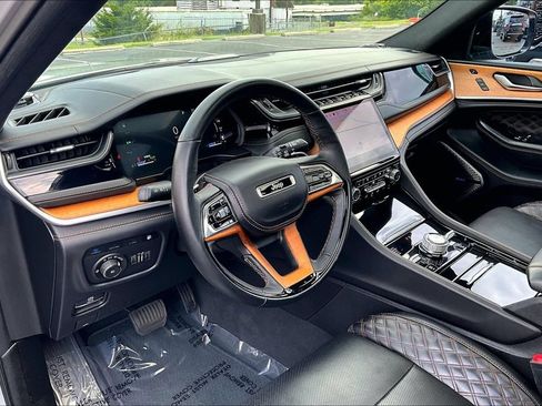 Used 2022 Jeep Grand Cherokee Summit AWD/4WD image 18