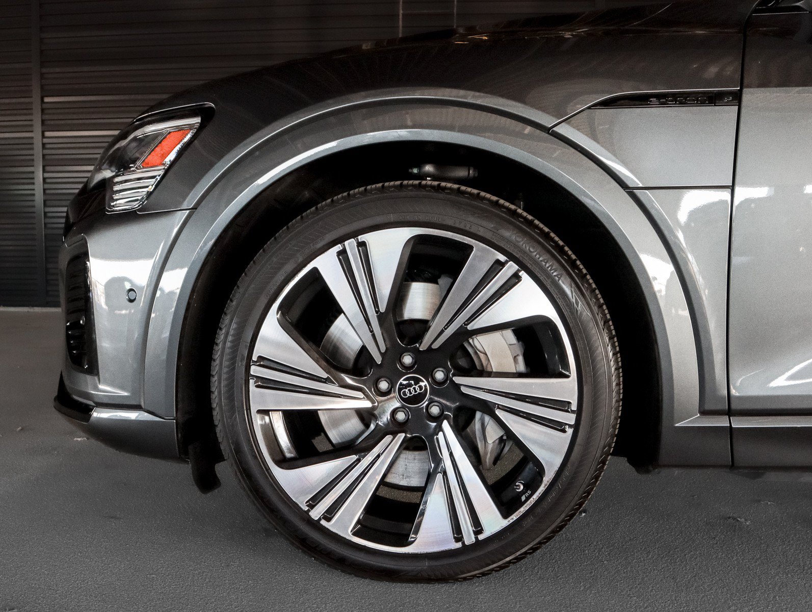 Used 2024 Audi Q8 e-tron Prestige AWD/4WD image 4