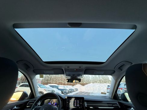 Certified 2025 Volkswagen Jetta SE w/ Sunroof Package image 27