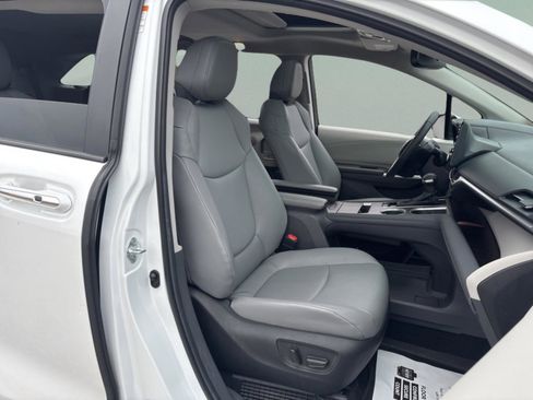 Used 2024 Toyota Sienna XLE image 37
