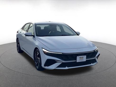 Used 2025 Hyundai Elantra Limited image 3