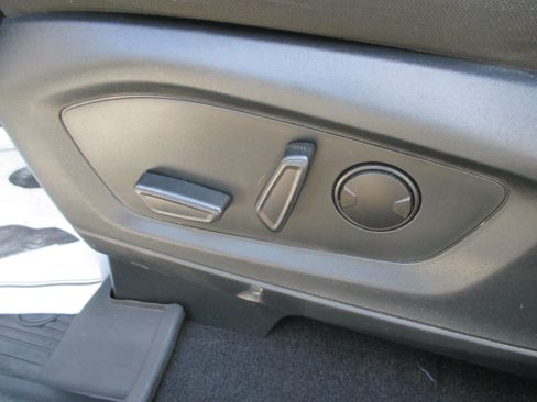 Used 2024 Ford Explorer XLT AWD/4WD image 15