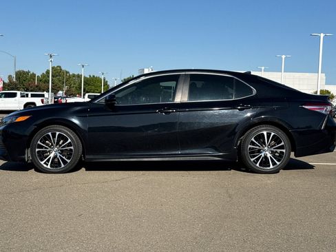 Used 2020 Toyota Camry SE w/ Blackout Package FWD image 7