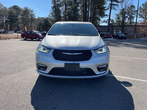 Used 2024 Chrysler Pacifica Touring-L image 3