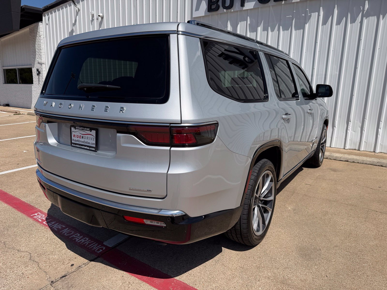 Used 2022 Jeep Wagoneer Series III w/ Premium Group I AWD/4WD image 7