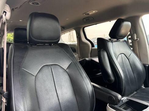 Used 2020 Chrysler Pacifica Limited w/ Advanced Safetytec Group FWD image 17