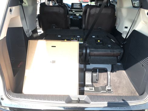 Used 2024 Toyota Sienna Platinum FWD image 27