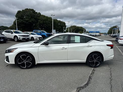 Used 2023 Nissan Altima 2.5 SR w/ SR Premium Package AWD/4WD image 3