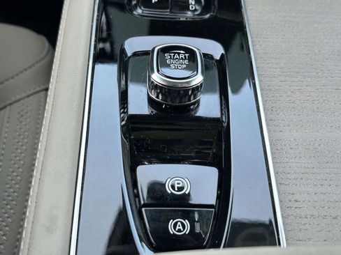 Certified 2025 Volvo XC90 B6 Plus image 28