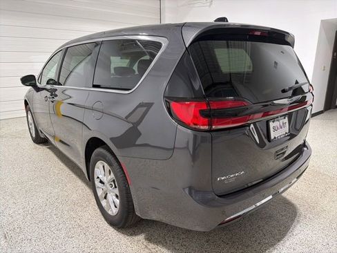 Used 2023 Chrysler Pacifica Touring-L image 6