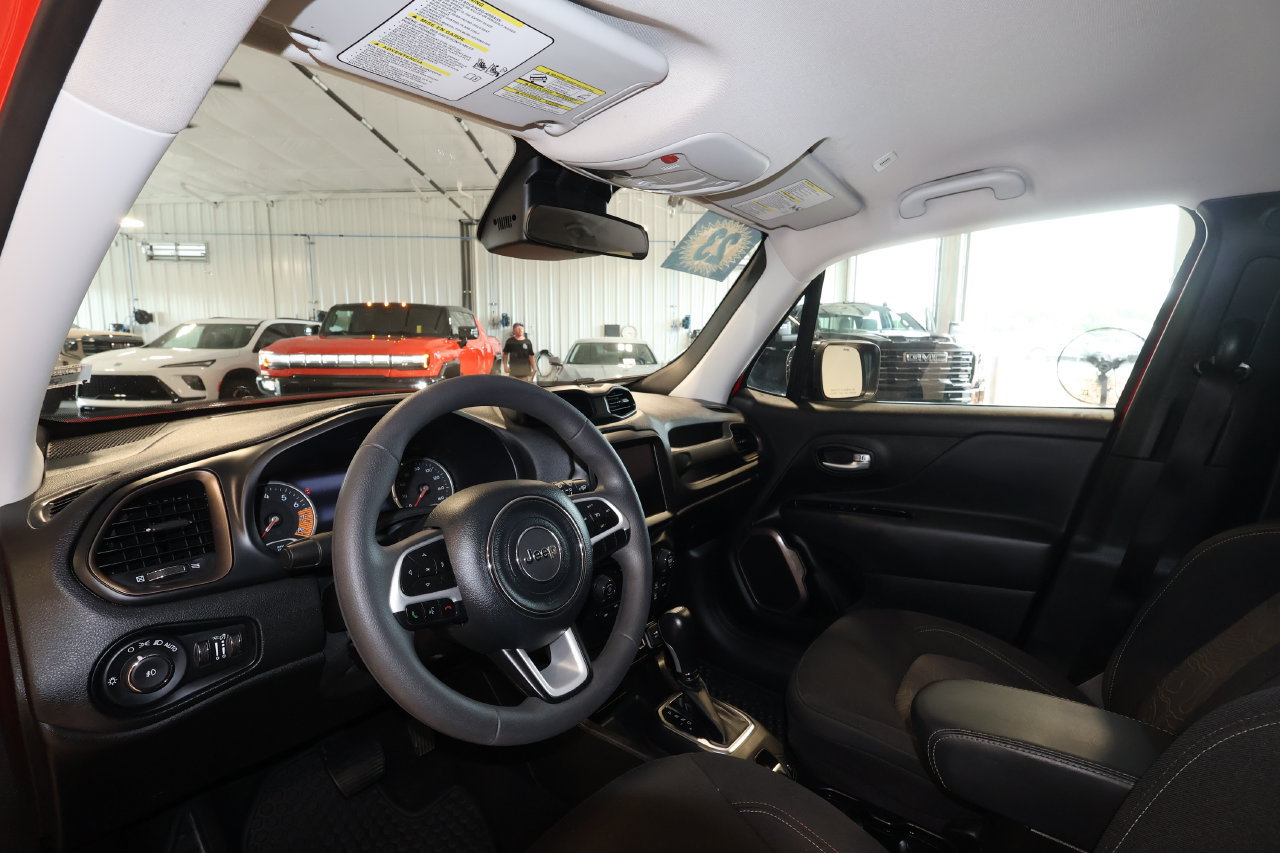 Used 2023 Jeep Renegade Latitude AWD/4WD image 9