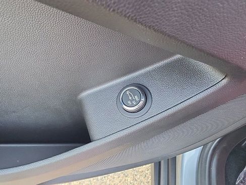 Used 2023 Chevrolet Traverse LT AWD/4WD image 24