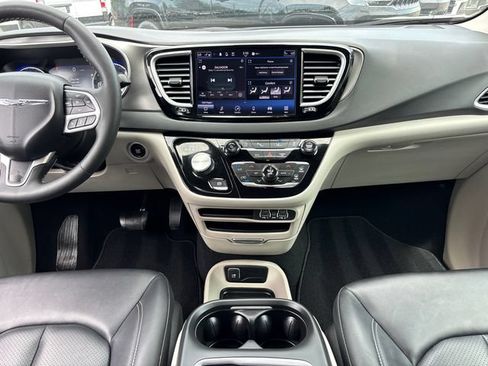 Used 2024 Chrysler Pacifica Touring-L FWD image 11