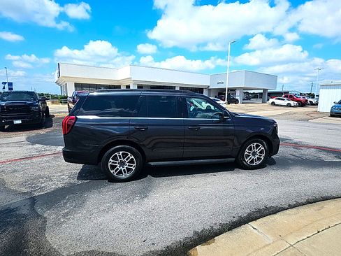 Used 2025 Ford Expedition Active AWD/4WD image 4