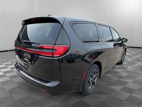 Used 2022 Chrysler Pacifica Touring-L w/ Uconnect Theater Family Group image 3