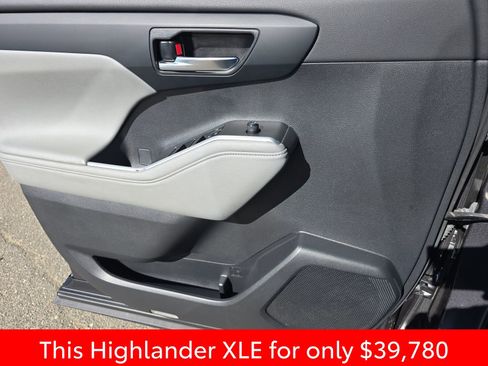 Used 2024 Toyota Highlander XLE AWD/4WD image 35