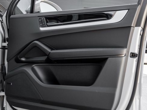 Certified 2025 Porsche Cayenne image 37