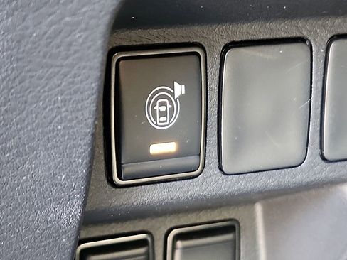 Certified 2025 Nissan Frontier SV image 31