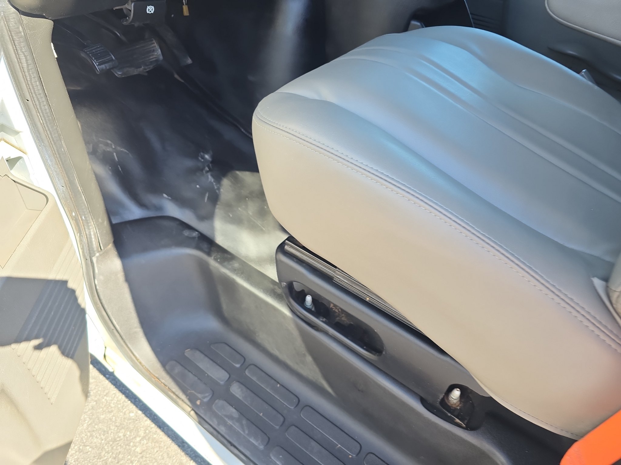 Used 2018 Chevrolet Express 2500 w/ Driver Convenience Package RWD image 16