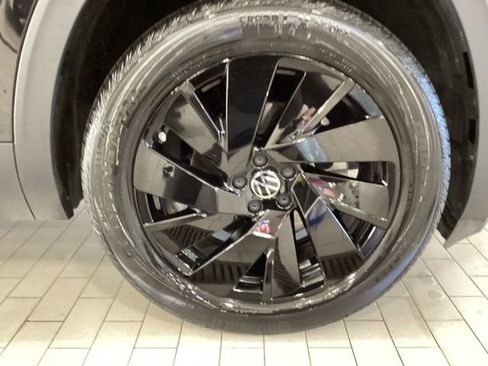 Used 2024 Volkswagen Atlas Cross Sport SE AWD/4WD image 25
