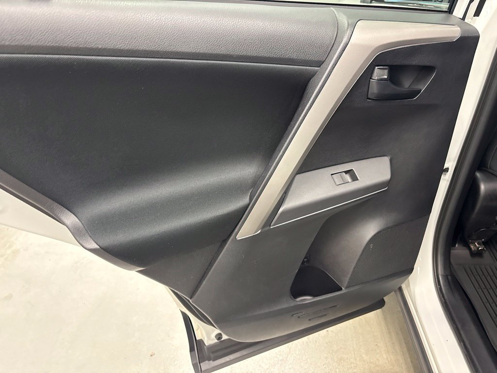 Used 2016 Toyota RAV4 LE AWD/4WD image 19