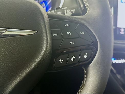 Used 2025 Chrysler Pacifica Limited image 26