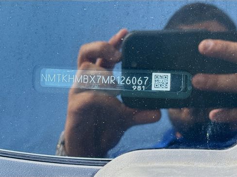 Used 2021 Toyota C-HR XLE image 36