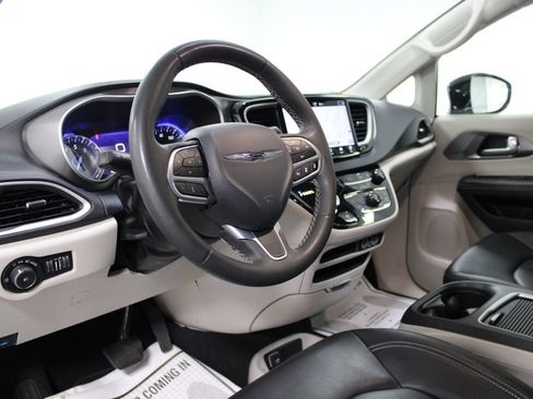 Used 2024 Chrysler Pacifica Touring-L FWD image 22