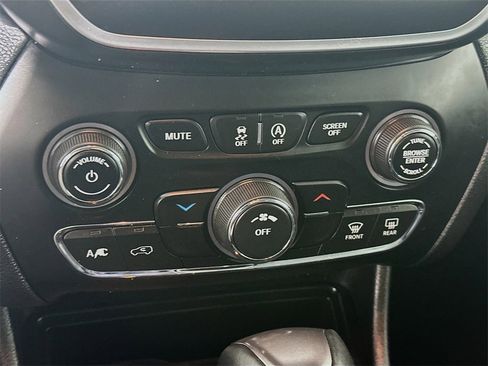 Used 2019 Jeep Cherokee Latitude Plus image 18