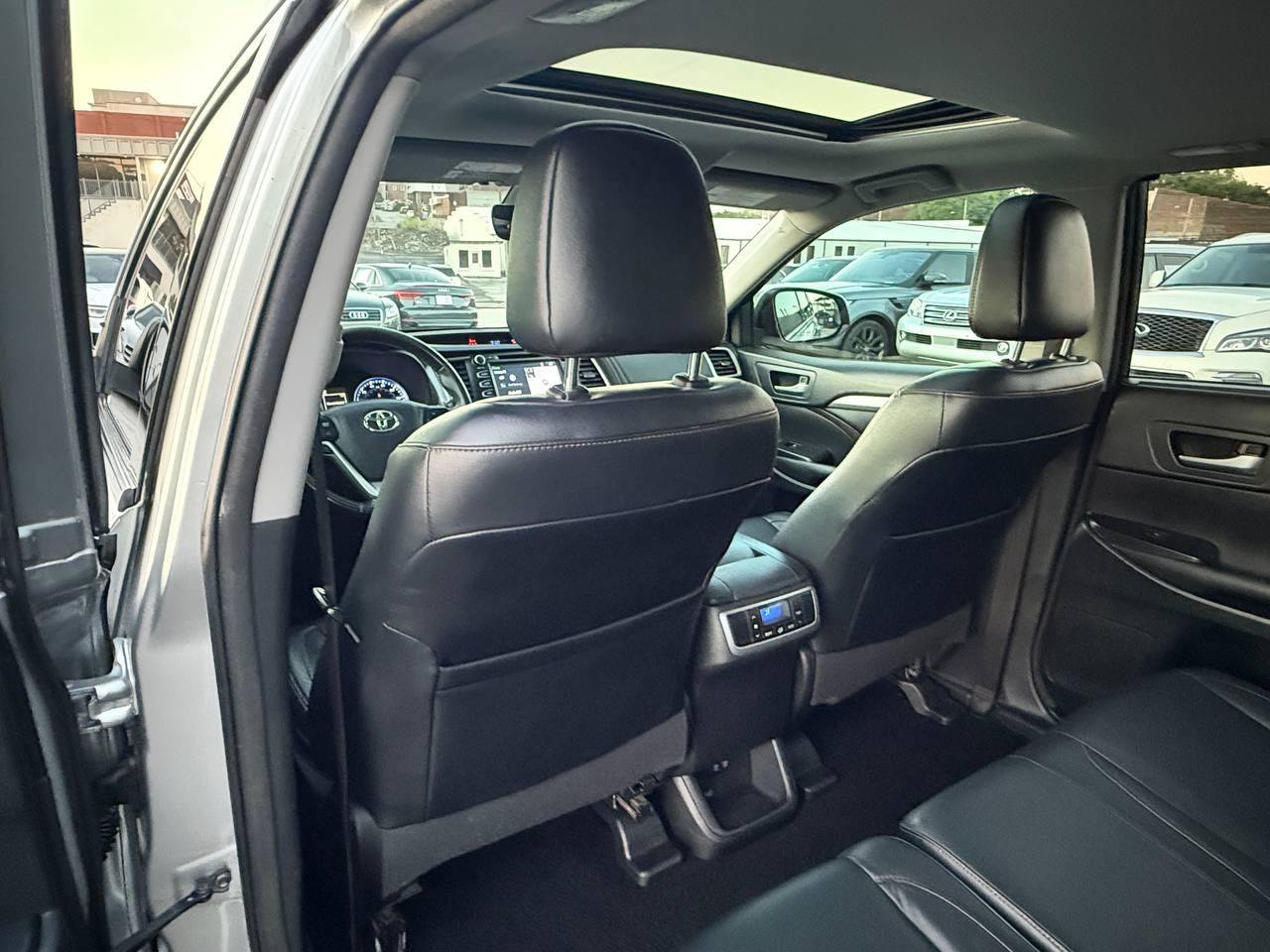 Used 2017 Toyota Highlander XLE AWD/4WD image 38