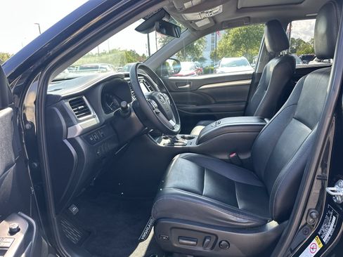 Used 2019 Toyota Highlander XLE FWD image 16