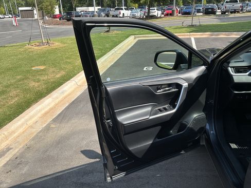 Used 2021 Toyota RAV4 XLE AWD/4WD image 14