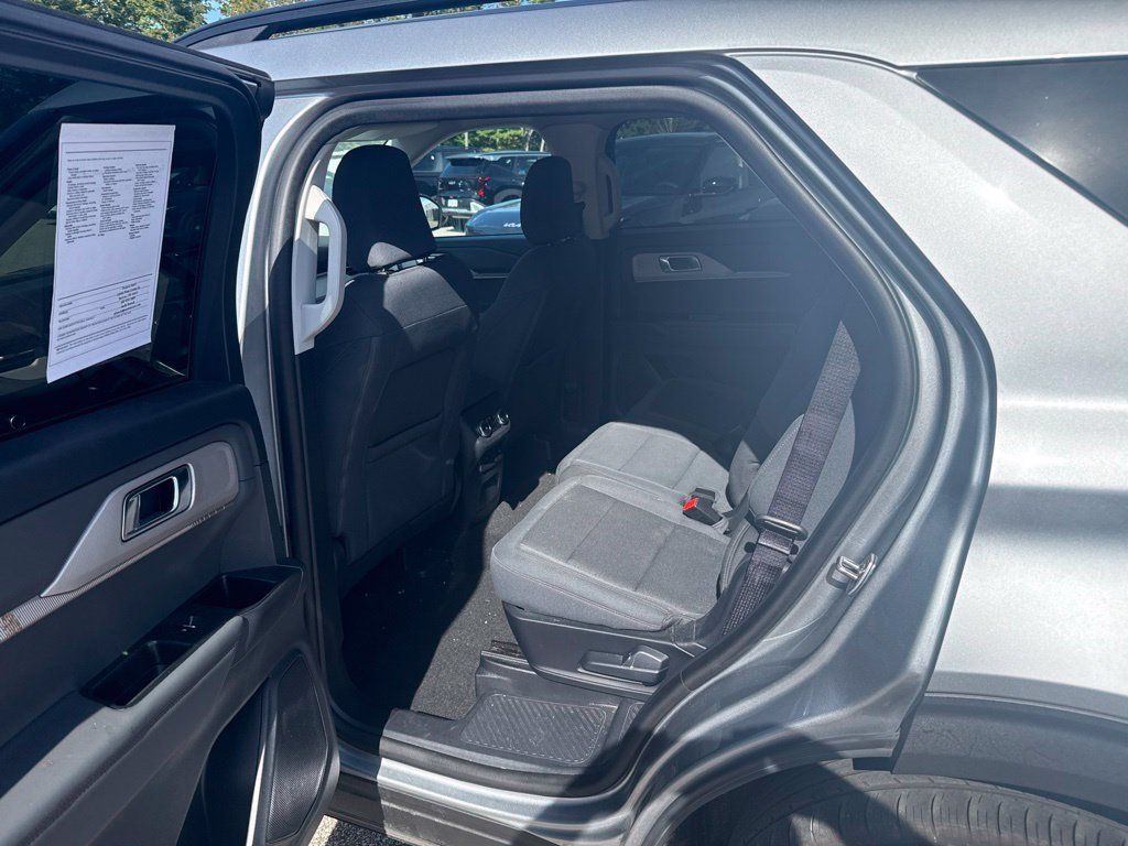 Used 2025 Ford Explorer Active AWD/4WD image 10