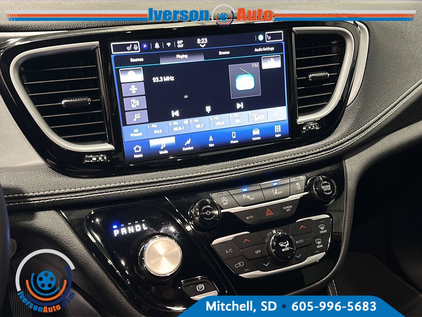 Used 2025 Chrysler Pacifica Limited FWD image 19