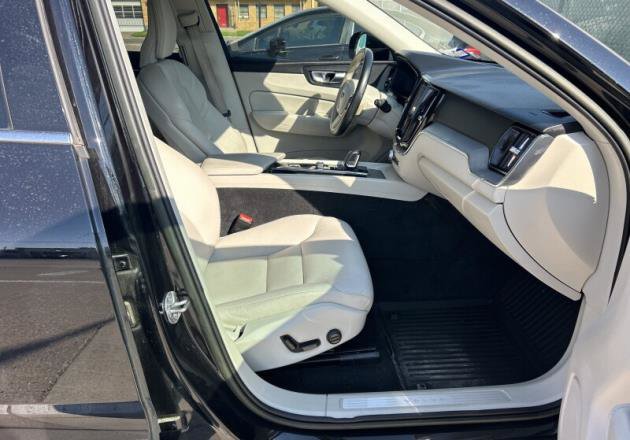 Used 2023 Volvo XC60 B5 Plus w/ Climate Package AWD/4WD image 6