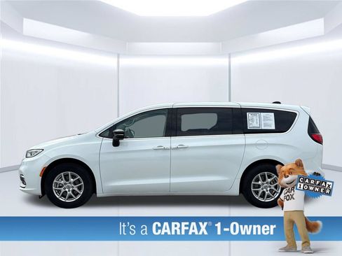 Used 2024 Chrysler Pacifica Touring-L FWD image 3