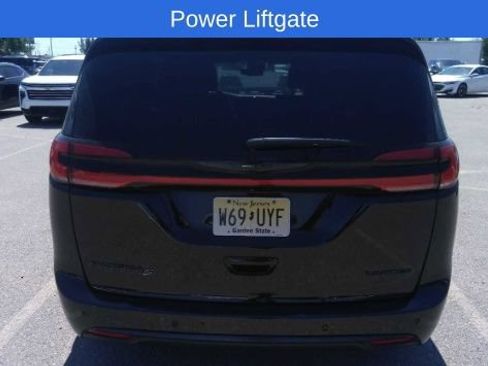 Used 2025 Chrysler Pacifica Limited FWD image 6