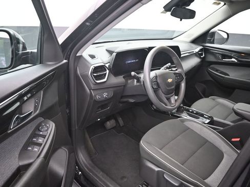 Used 2025 Chevrolet TrailBlazer LT w/ Driver Confidence Package FWD image 9