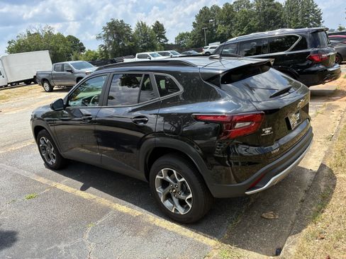 Used 2025 Chevrolet Trax LT FWD image 6