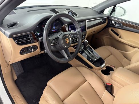 Certified 2024 Porsche Macan AWD/4WD image 4