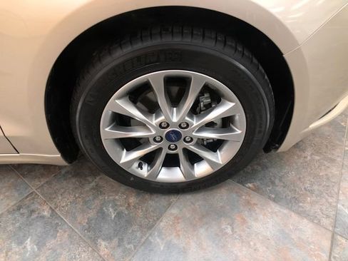 Used 2017 Ford Fusion SE w/ Fusion SE Technology Package FWD image 9