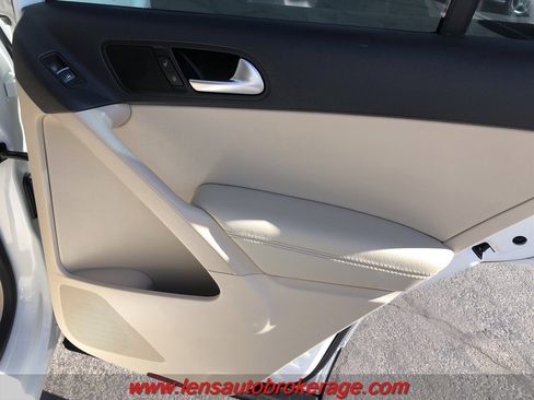 Used 2016 Volkswagen Tiguan SE image 17