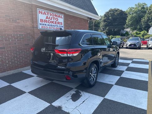 Used 2019 Toyota Highlander XLE AWD/4WD image 3