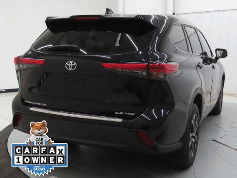 Used 2022 Toyota Highlander XLE AWD/4WD image 3