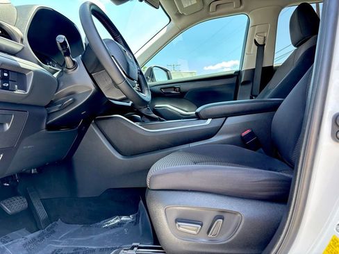 Used 2022 Toyota Highlander LE FWD image 13