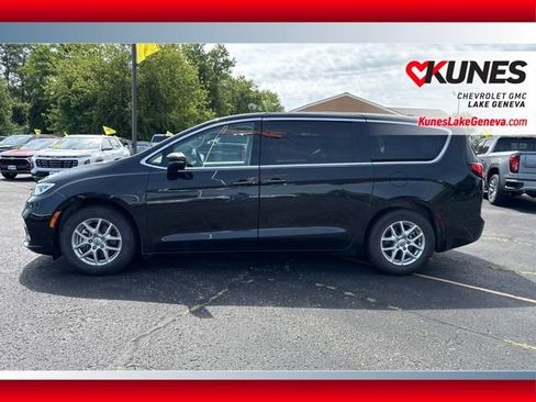 Used 2023 Chrysler Pacifica Touring-L FWD image 8