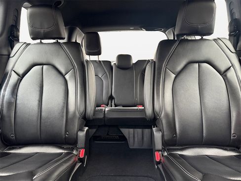 Used 2025 Chrysler Pacifica Select image 16