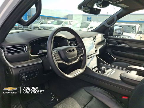 Used 2023 Jeep Wagoneer L Series II AWD/4WD image 19