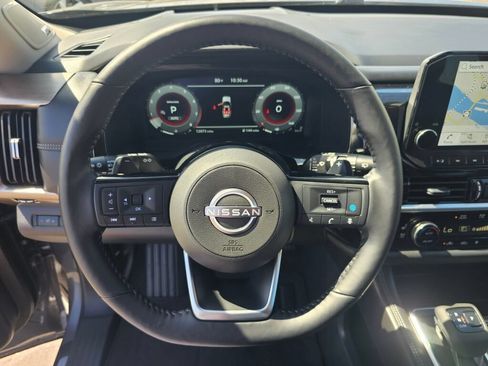 Used 2025 Nissan Pathfinder Platinum AWD/4WD image 16